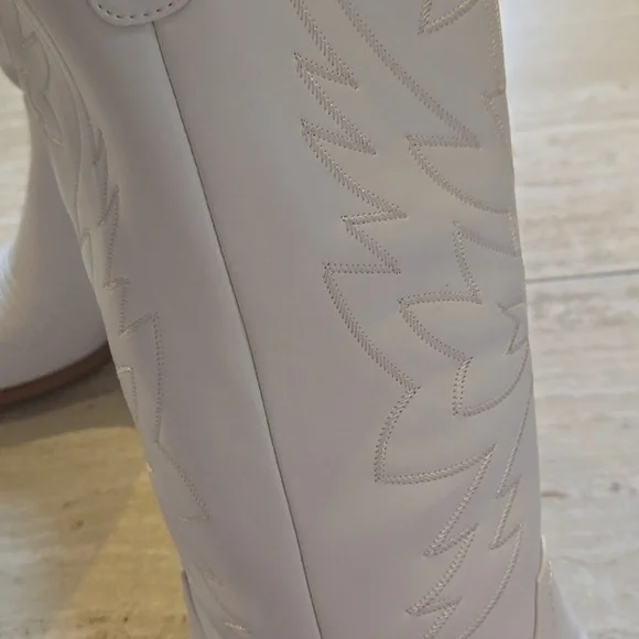 Stylish White Western Classic Embroidered Pointed Toe Boots - Picture 6 of 9